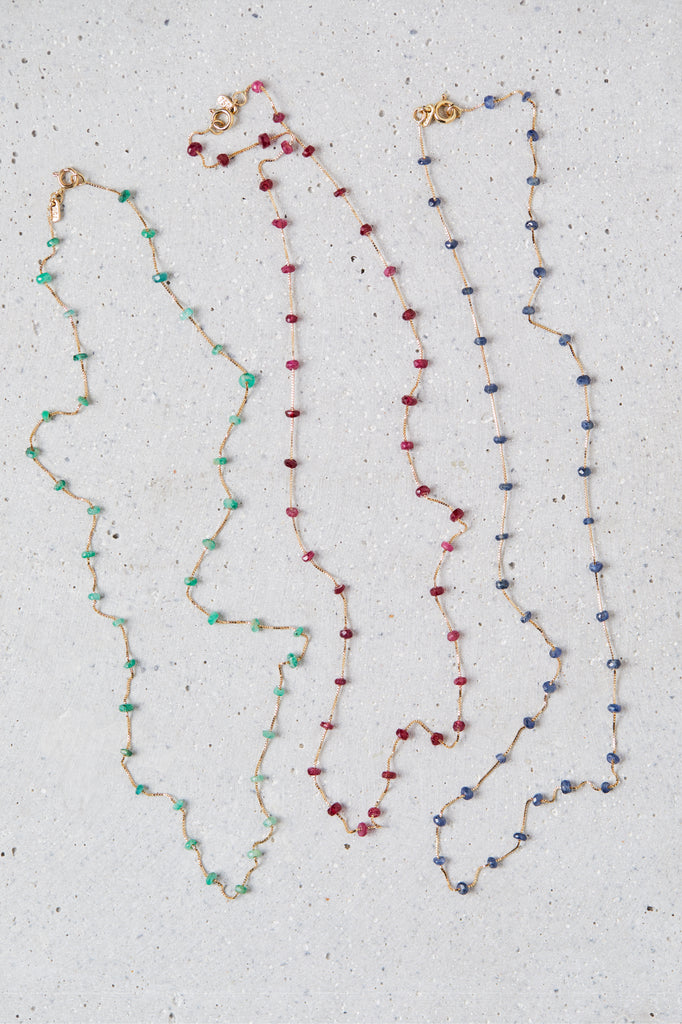 Gargantilhas Esmeralda, Rubi e Safiras Azuis - Peras naturais, lapidação Briolet